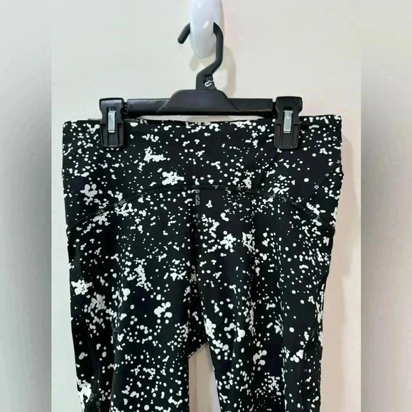 UnderArmour Black and White Print Compression Capri Leggings - Size M & XS - Picture 2 of 12